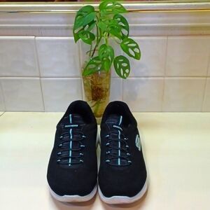 Skechers Woman's Black& Green   Memory Foam Athletic Sneaker 9 M